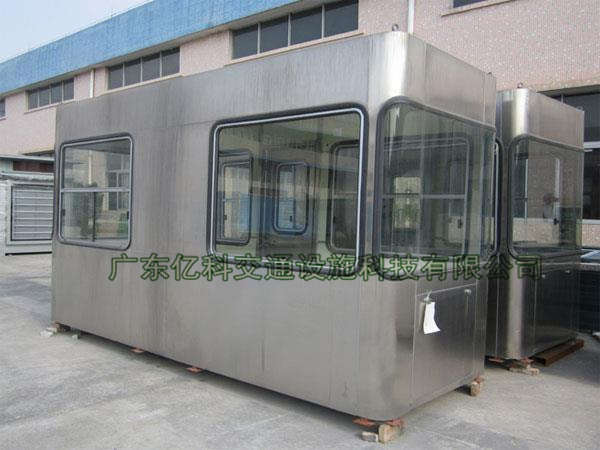 北方较多使用包板式收费亭